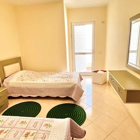 Sea La Vie - Beachfront Flat *